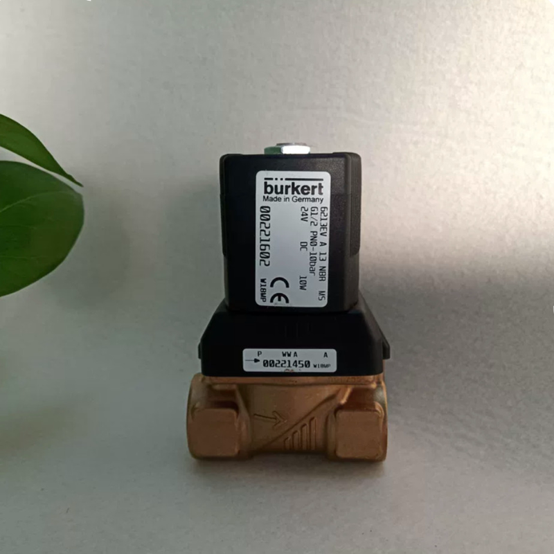 0-10 bar Drukbestendig Burkert 00221618 Type 6213 Solenoïde klep, NBR Afdichting 13 Orifice G3/4 draad, Messing behuizing DC24V 8W Voor -10~80°C leidingen